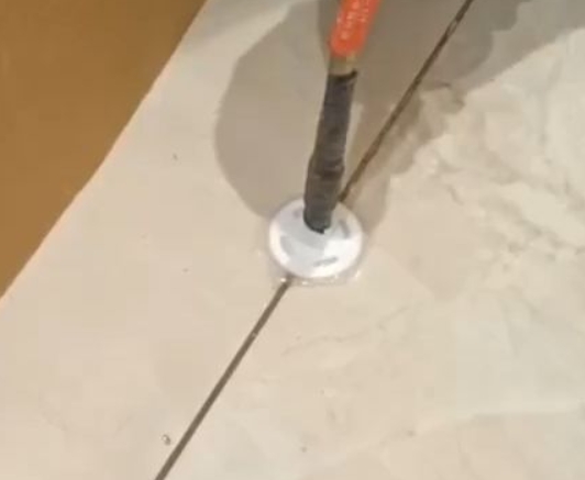 良庆瓷砖空鼓维修公司专业解答瓷砖在铺贴过程中，如果没有涂抹均匀到位的粘结材料（如水泥砂浆或瓷砖胶），可能会导致以下问题