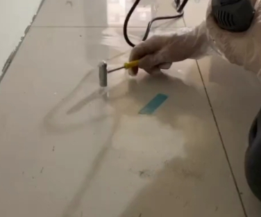 良庆瓷砖开裂维修公司专业分享瓷砖在铺贴前如果没有沥干水分，将会导致以下问题